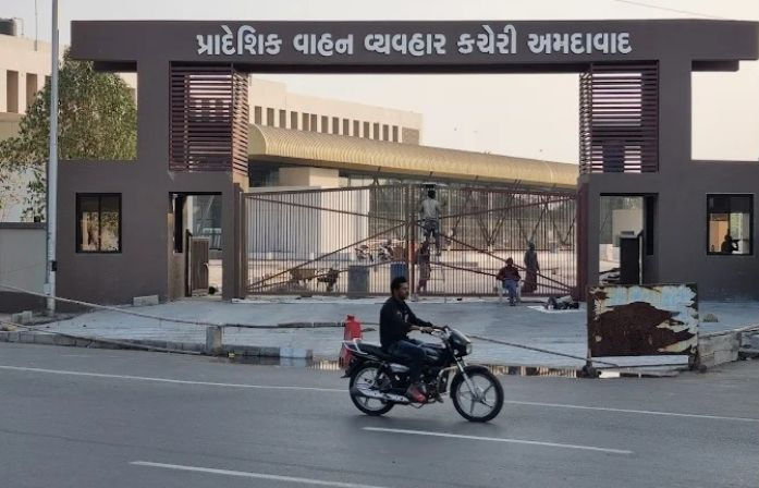 અમદાવાદ RTOમાં બોમ્બની ધમકીથી ગભરાટ ફેલાયો, સર્ચ ઓપરેશન ચાલુ
