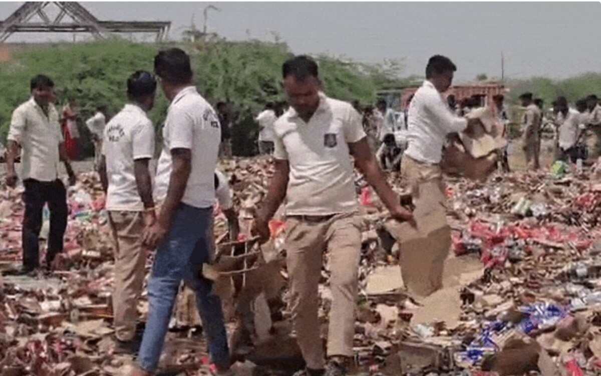 Vav-Tharad: દારૂની બોટલો પર બુલડોઝર ફેરવાયું, પરંતુ સલામતીના સાધનોના અભાવે કાચ તૂટી ગયો અને સૈનિકો અને કામદારો લોહીથી લથપથ