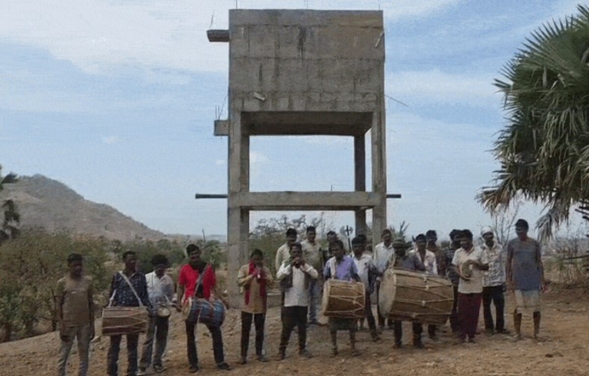 Chhota Udaipur: નસવાડીના રાણબોર ગામના ગ્રામજનોએ પાણીની માંગણી કરતા અધિકારીઓને જગાડવા માટે ઢોલ વગાડ્યા.