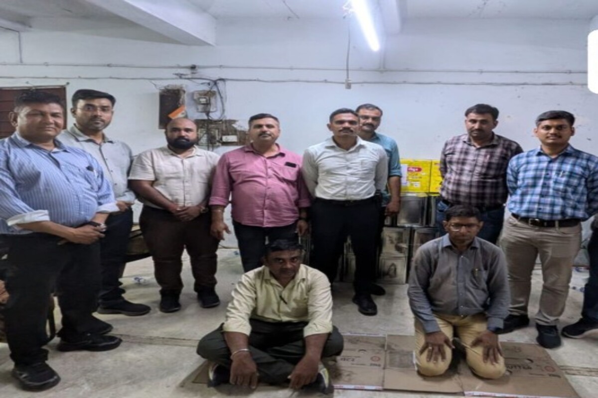 Surat: સચિન GIDC વિસ્તારમાં SOGના દરોડા, 2000 કિલો નકલી ઘી જપ્ત કરવામાં આવ્યું