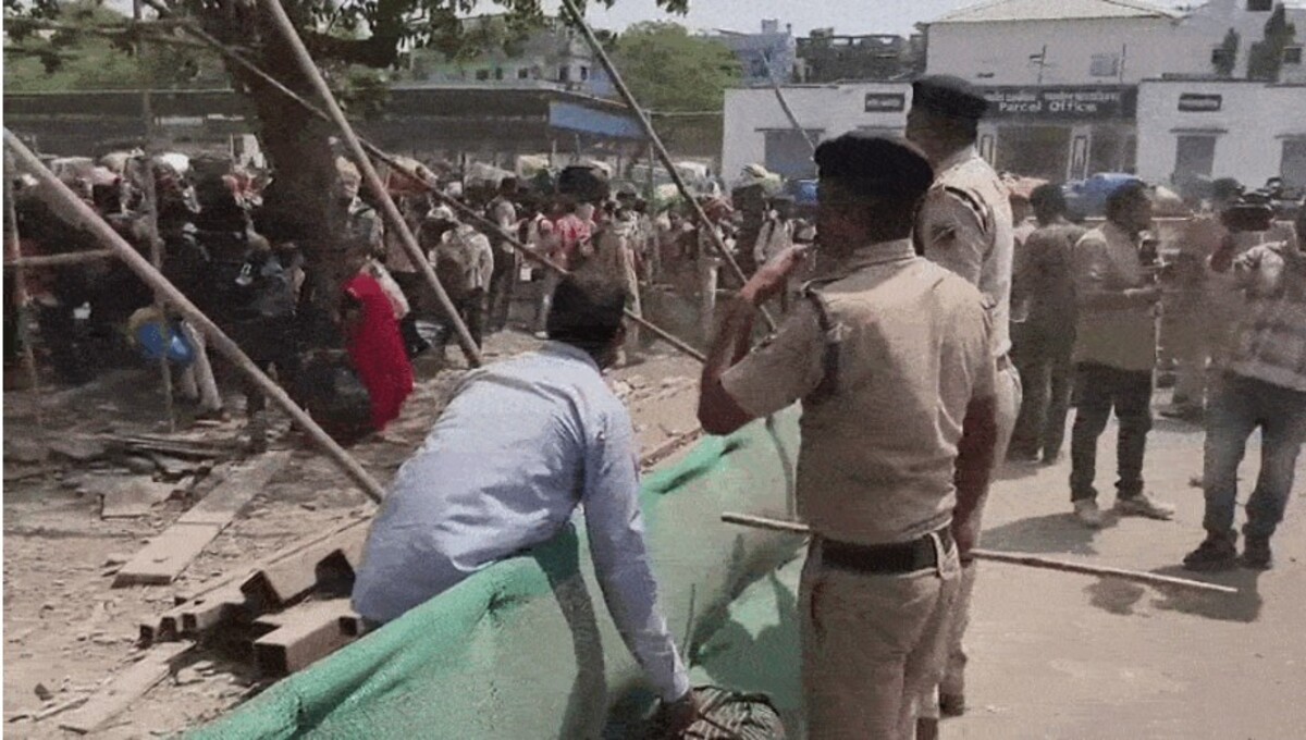 Surat: ઉધના સ્ટેશન પર મુસાફરોનો ભારે ધસારો, 7000 થી વધુ મુસાફરો અને માત્ર 2 ટ્રેનો, પોલીસે લાઠીચાર્જ કરવો પડ્યો