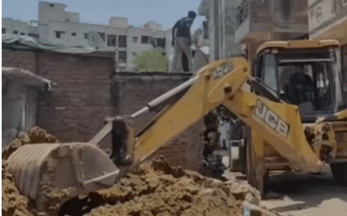 Ahmedabad: શું 35 વર્ષ જૂની હત્યાનો રહસ્ય ઉકેલાશે? અમદાવાદમાં ક્રાઈમ બ્રાન્ચની કામગીરી, વટવામાં જેસીબી ખોદકામ