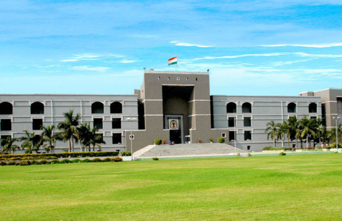 Mandvi conversion controversy: સુરતના પૂજારીના પરિવારે હાઈકોર્ટમાં અરજી દાખલ કરીને આરોપ લગાવ્યો કે આ કેસ દ્વેષથી દાખલ કરવામાં આવ્યો