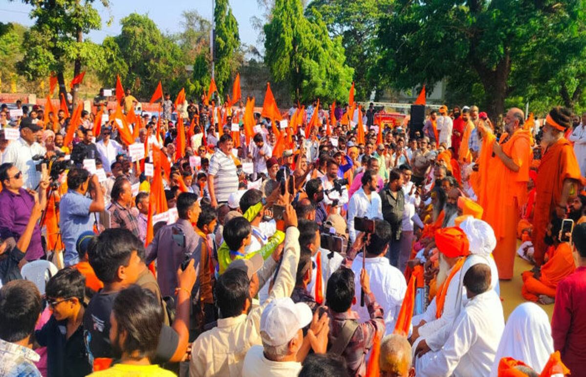 Rajkot: ગિરનારના રક્ષણની માંગણી સાથે સંતો અને સાધુઓની વિશાળ રેલી કાઢવામાં આવી