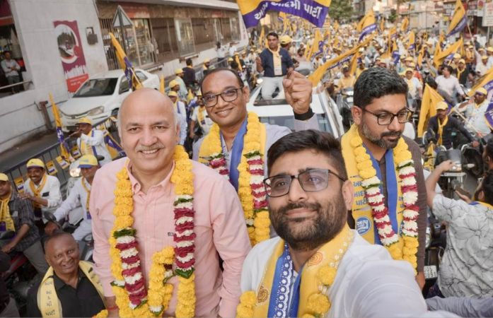 Surat: ૩૦ વર્ષથી આંગડિયા નેટવર્ક કોના ઈશારે કાર્યરત છે? રાજકીય ભંડોળના મુદ્દે મનીષ સિસોદિયાએ ભાજપ પર પ્રહારો કર્યા.