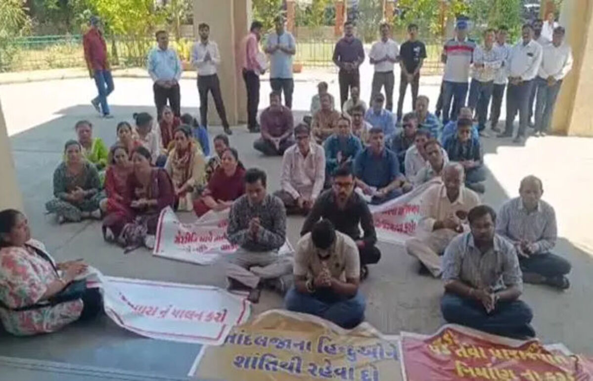 Vadodara: અશાંતધારાનો ભંગ, અક્ષર આર્ય સોસાયટીના રહીશોએ રામધૂન કરીને વિરોધ કર્યો