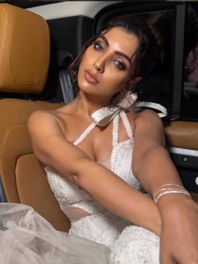 ફેમસ ટીવી એક્ટ્રેસ આકાંક્ષા પુરી તેના ગ્લેમરસ અંદાજથી ચાહકોને દિવાના બનાવે છે