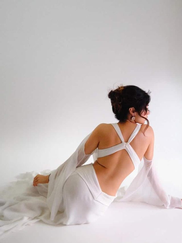 જાહ્નવી કપૂર બેકલેસ સફેદ આઉટફિટમાં જોવા મળી રહી છે