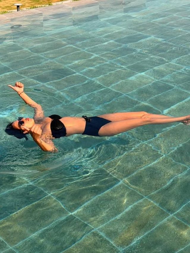 પ્રિયંકા  બ્લેક સ્ટ્રેપલેસ બિકીનીમાં બોલ્ડ લાગી રહી છે