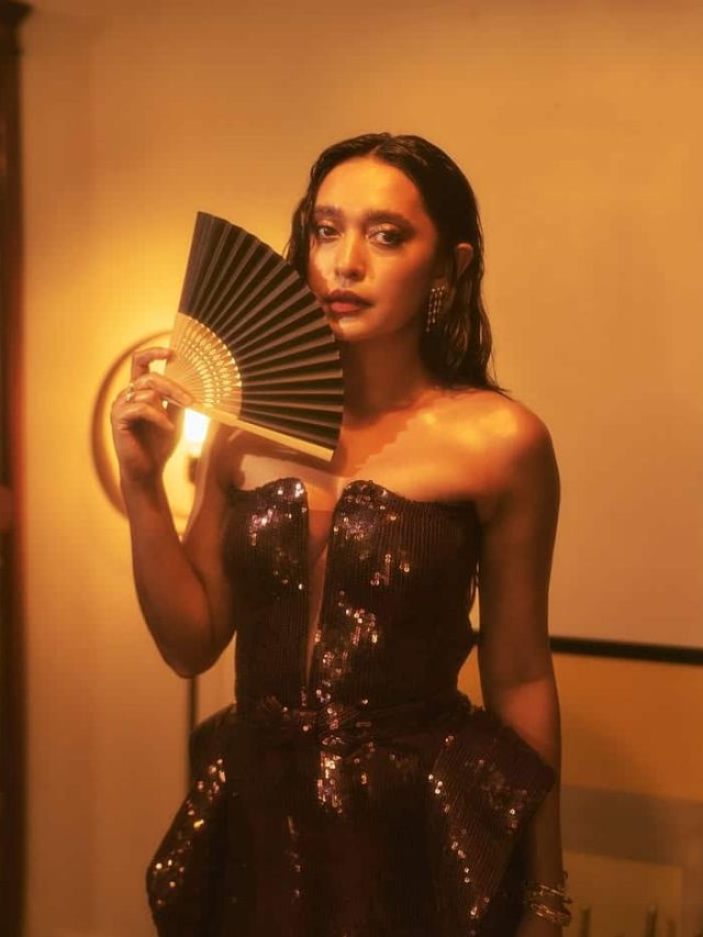 બોડીકોન ડ્રેસમાં સયાની ગુપ્તા શાનદાર પોઝ આપતી જોવા મળી