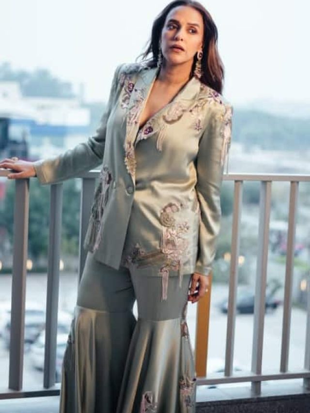 સિલ્વર ફિટેડ ડ્રેસમાં હૉટ હસીના લાગી રહી છે નેહા ધૂપિયા