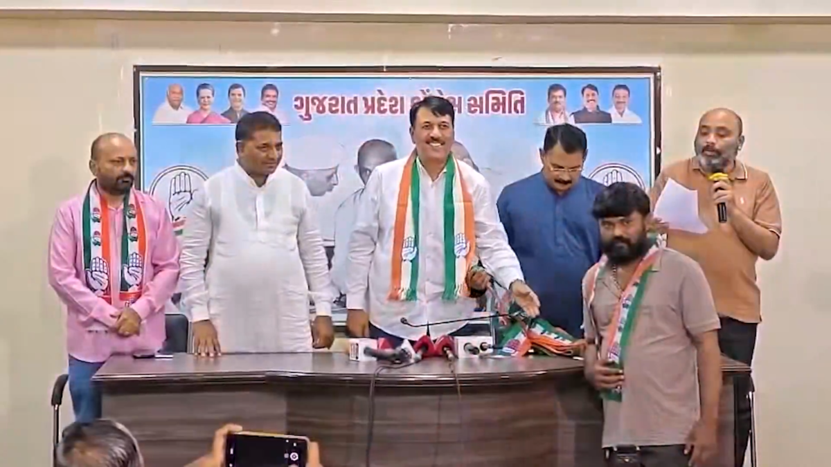 Ahmedabad: બગદાણા પીડિત નવનીત બાલદિયા રાજકારણમાં પ્રવેશ્યા, અમિત ચાવડાએ તેમનો બેલ્ટ બાંધીને કોંગ્રેસમાં પ્રવેશ કર્યો