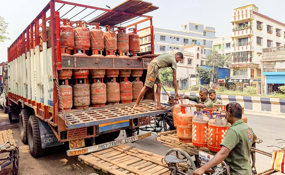 LPG ડિલિવરીથી લઈને ઓનલાઈન ગેમ્સ સુધી બદલાઈ ગયા આ નિયમો, જેની સીધી અસર પડશે તમારા ખિસ્સા પર