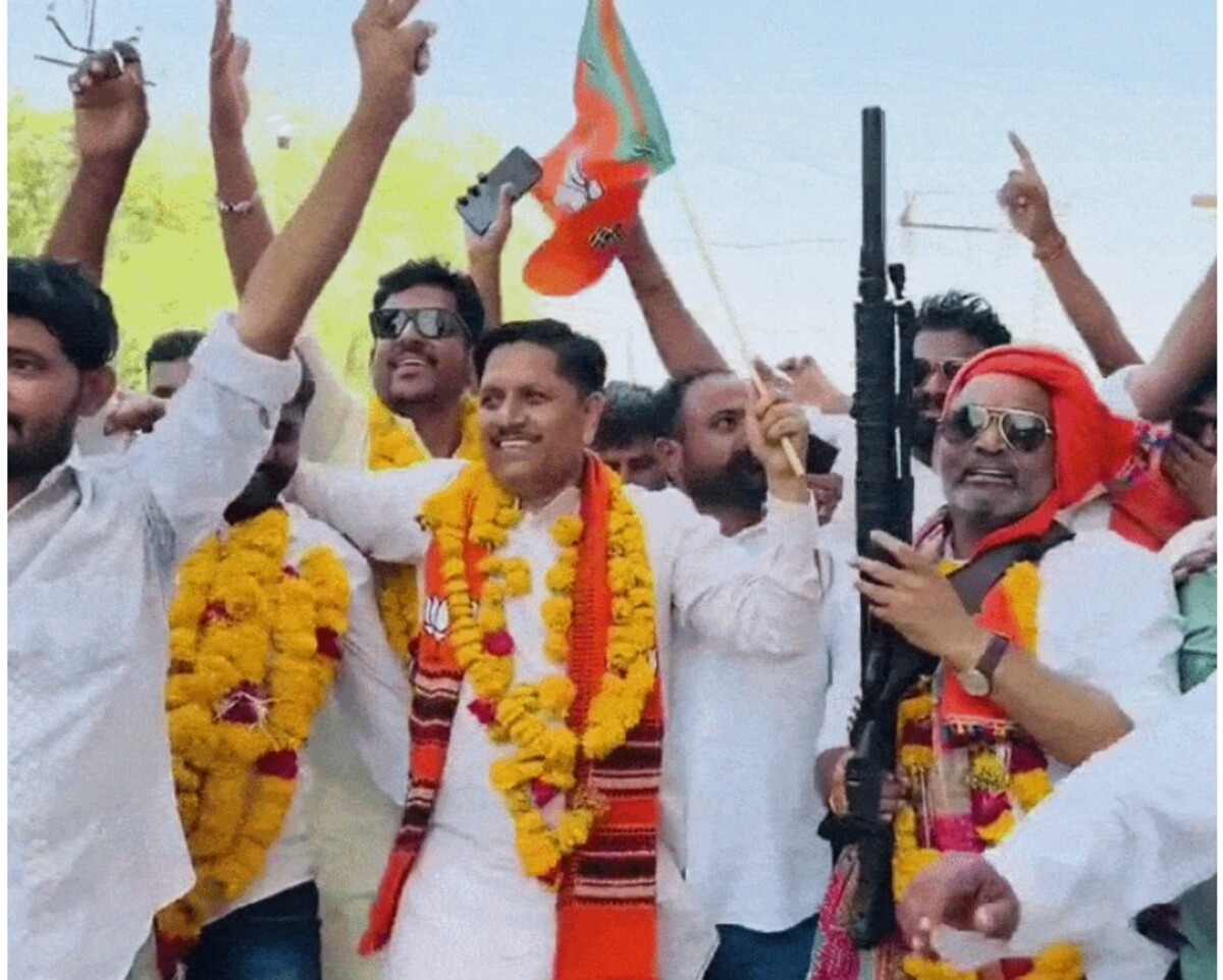 Chhota Udaipur: બંદૂક લહેરાવાની ઘટના સાથે જોડાયેલા વિવાદ પર પ્રતિક્રિયા આપતા સાંસદ જશુ રાઠવાએ કહ્યું – ‘ઉત્સાહમાં, તે કાયદો ભૂલી ગયા.’
