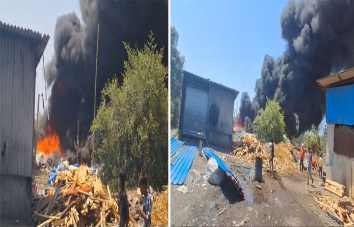 Fire in Vapi: રાત્રે વેરહાઉસમાં ભીષણ આગ લાગી, પ્લાસ્ટિકના કાટમાળને કારણે આગ વિકરાળ બનતા લોકોમાં ભયનો માહોલ