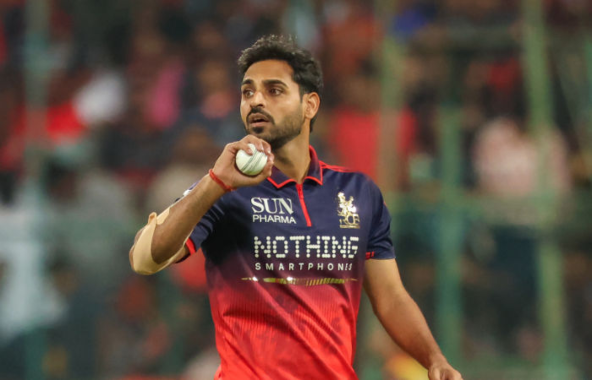 IPL 2026: ભુવનેશ્વર કુમારે ઐતિહાસિક રેકોર્ડ બનાવ્યો! તે બુમરાહનો રેકોર્ડ તોડીને 350 વિકેટ લેનાર પ્રથમ ભારતીય ઝડપી બોલર બન્યો.