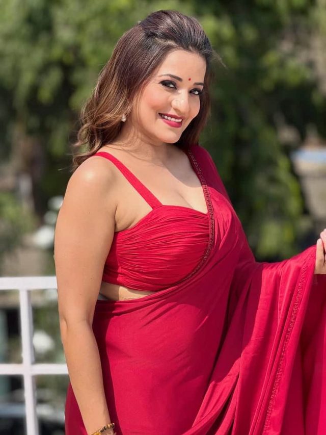 લાલ સાડીમાં સુંદર લાગી રહી છે મોનાલિસા