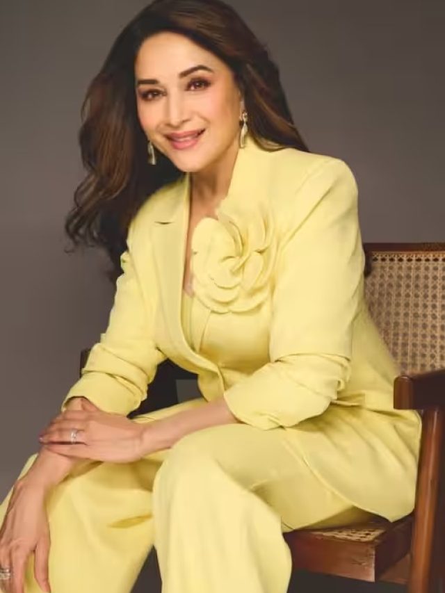 Madhuri Dixit: ધક-ધક ગર્લ માધુરી દીક્ષિતનો લાઈટ ગ્રીન ડ્રેસમાં એવરગ્રીન લુક,