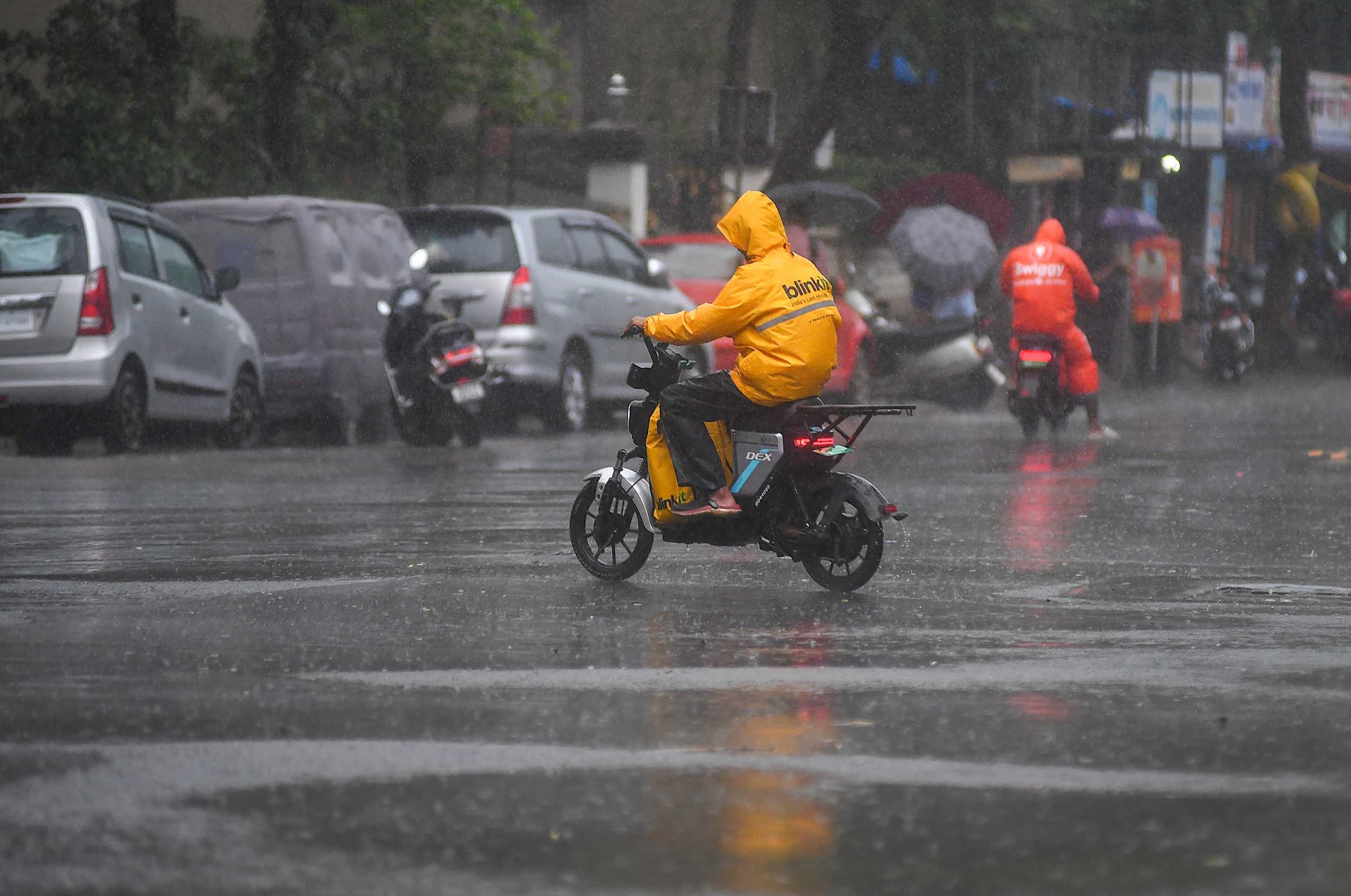 delhi: દિલ્હી માટે ધૂળના તોફાન અને વરસાદથી રાહત: મોડી રાત્રે હવામાનમાં ફેરફાર