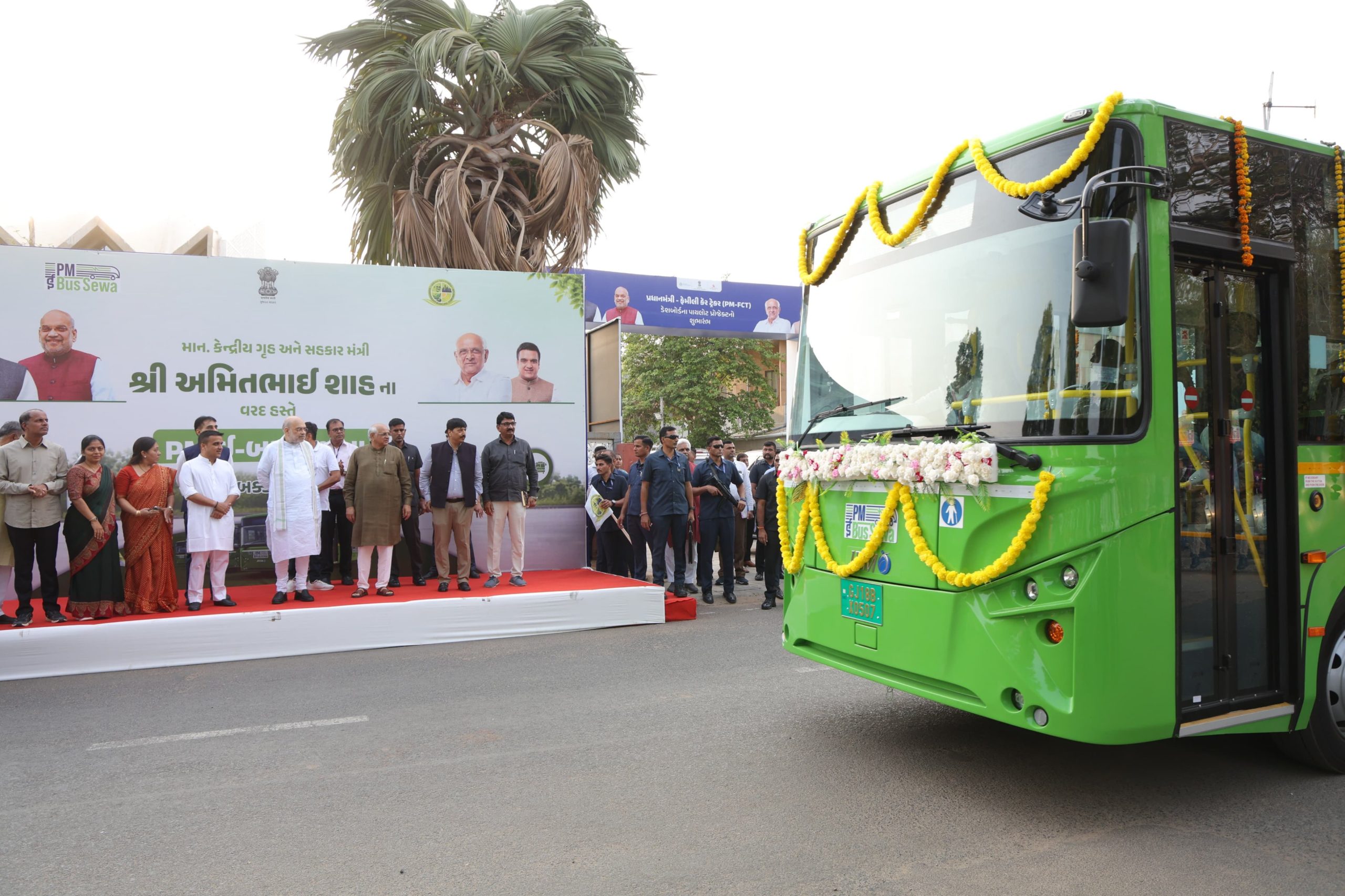 Gandhinagar: 40 ઇલેક્ટ્રિક બસો શરૂ, ગૃહમંત્રી અમિત શાહે લીલી ઝંડી બતાવી, ભાડા 5 રૂપિયાથી શરૂ