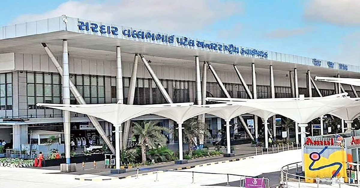 Ahmedabad: દુબઈથી ઈન્ડિગોની ફ્લાઇટમાં ગોલ્ડન ગેમ! ટોયલેટમાં છુપાયેલા 24 સોનાના બિસ્કિટ