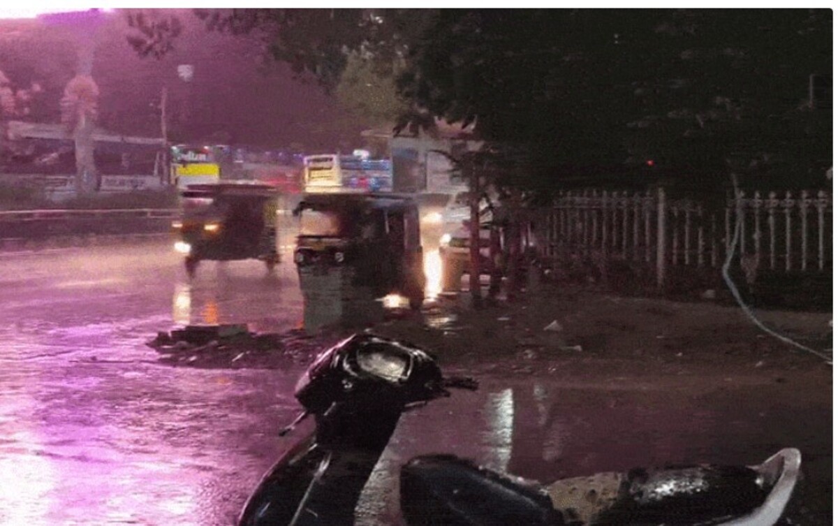 Gujarat Weather Alert: મીની વાવાઝોડાના કારણે મુશળધાર વરસાદ: વૃક્ષો ઉખડી ગયા, વીજળી ગુલ થતાં અનેક જિલ્લાઓમાં અંધારપટ છવાયો
