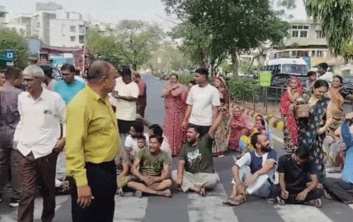 Ahmedabad: અસારવામાં પ્રદૂષિત પાણીના મુદ્દા પર ભારે હોબાળો, ગુસ્સે ભરાયેલા સ્થાનિકોએ AMC કર્મચારીઓને ઘેરી લીધા