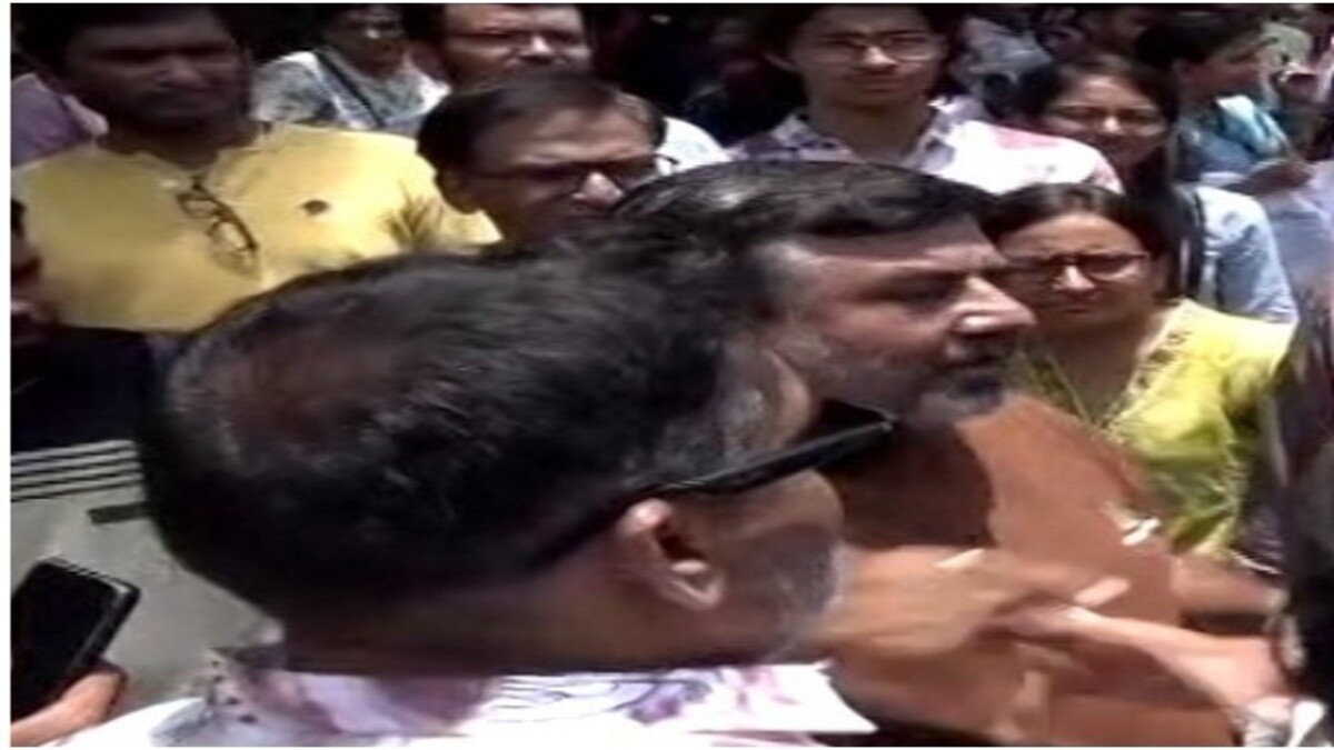 Ahmedabad: NEET પરીક્ષા કેન્દ્ર પર હિજાબ અને ધાર્મિક કંઠી મુદ્દે ભારે હોબાળો, બે સંગઠનો વચ્ચે અથડામણ, 3 લોકોની અટકાયત