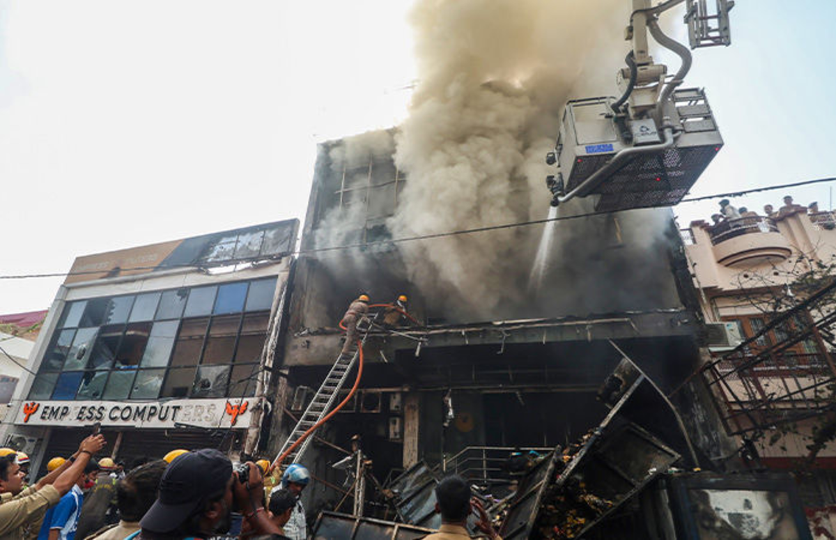 Lucknow fire tragedy: વહીવટી બેદરકારીને કારણે 15 લોકોના મોત, 10 વર્ષ પહેલા ઇમારત તોડી પાડવાની હતી