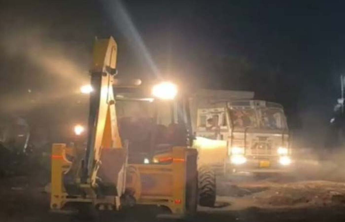 Bulldozer action: વારાણસીમાં મધ્યરાત્રિએ બુલડોઝર કાર્યવાહી, હનુમાન મંદિર, મસ્જિદ અને કબ્રસ્તાનનું ગેરકાયદેસર બાંધકામ તોડી પાડવામાં આવ્યું
