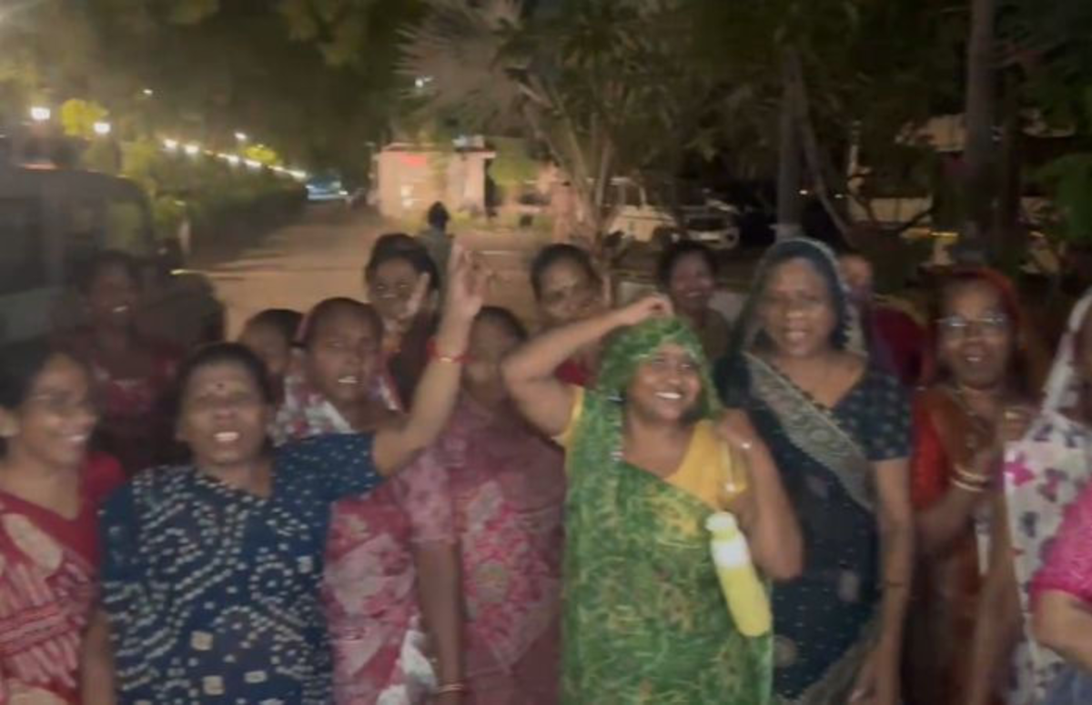 Ahmedabad: સાબરમતી વિસ્તારમાં પુનિત સોસાયટીમાં દારૂના તસ્કરોનો ત્રાસ, પોલીસની કામગીરી પર ઉઠ્યાં સવાલ
