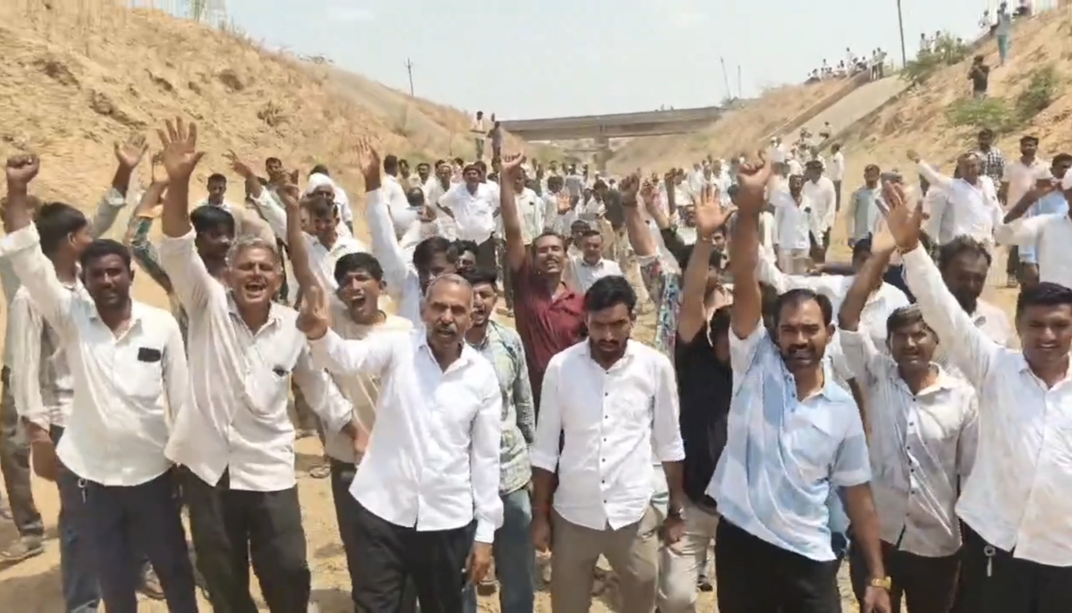 Vav-Tharadan: ખેડૂતોએ ઢોલ વગાડીને કેનાલમાં ઘૂસીને વિરોધ કર્યો હતો અને કેનાલમાં પાણી છોડવાની માંગ કરી