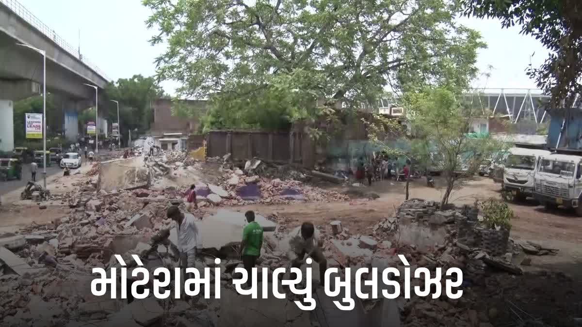 Ahmedabad: ઓલિમ્પિકની તૈયારીઓ વચ્ચે મોટેરામાં બુલડોઝરનો ઉપયોગ કરવામાં આવ્યો, જેમાં 50 થી વધુ દુકાનો તોડી પાડવામાં આવી