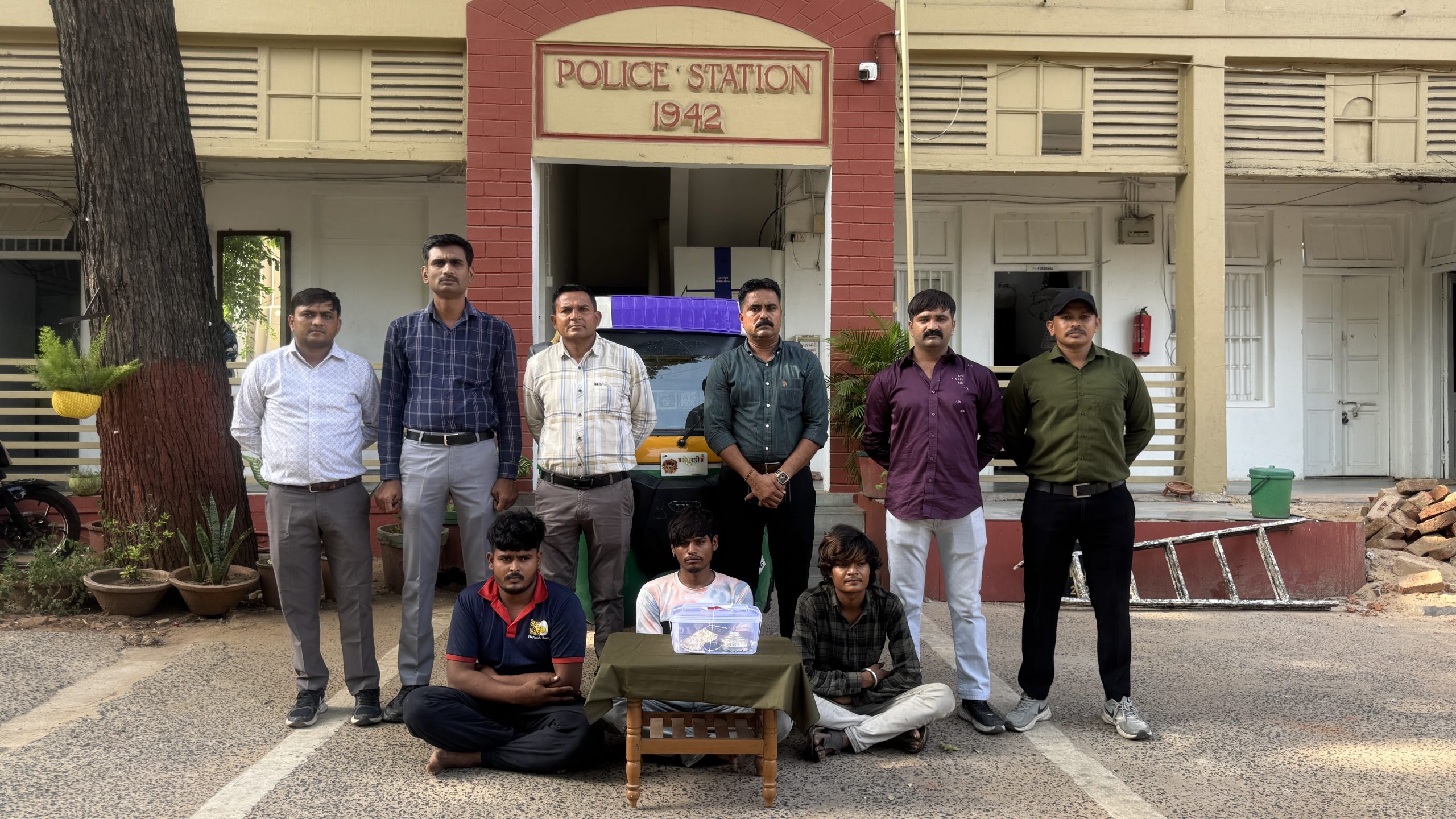 Ahmedabad: નારણપુરા જૈન મંદિરમાંથી ચાંદીના મુગટ અને છત્રીની ચોરીનો ભેદ ઉકેલાયો, 1.76 લાખ રૂપિયાનો કિંમતી સામાન જપ્ત