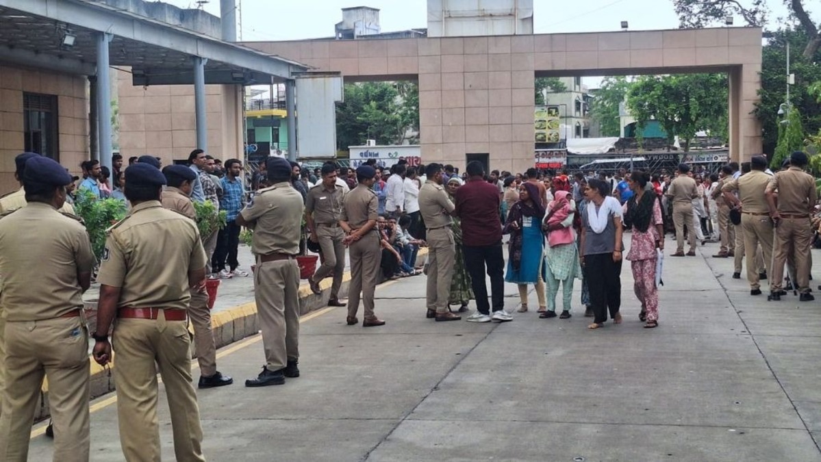 Ahmedabad: યુ.એન. મહેતા હોસ્પિટલમાં ડ્રેનેજ લાઇન અકસ્માત, એક વ્યક્તિના મોતની આશંકા, સુરક્ષાના અભાવે સફાઈ કર્મચારીઓ હડતાળ પર