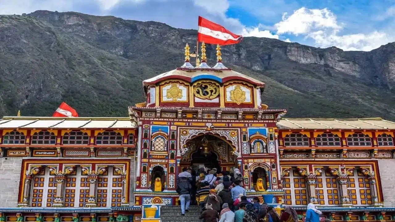 badrinath: બદ્રીનાથ મંદિરના દાન ચોરી કેસમાં પહેલી ધરપકડ; BKTC ના સસ્પેન્ડ કરાયેલા કર્મચારીની ધરપકડ