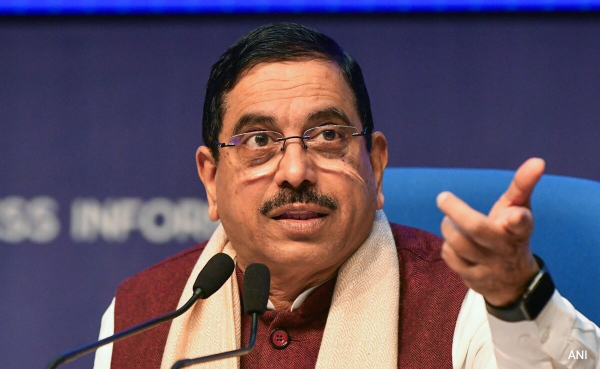 Dharmendra Pradhan: ધર્મેન્દ્ર પ્રધાનના રાજીનામા બાદ પ્રહલાદ જોશીએ શિક્ષણ મંત્રી તરીકે વધારાનો કાર્યભાર સંભાળ્યો