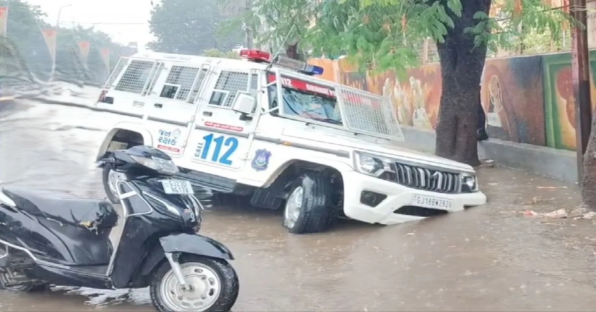 Gujaratમાં ફરી સક્રિય થયું ચોમાસું, 57 તાલુકામાં વરસાદ; પેટલાદમાં પાણી ભરાતા પોલીસ વાન ખાડામાં ફસાઈ