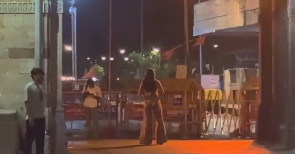 Vadodara: જાહેર રસ્તા પર સર્જાયું હાઈ-વોલ્ટેજ ડ્રામા, ટ્રાફિક વચ્ચે બે યુવતીઓની હરકતથી લોકો હેરાન; વીડિયો બન્યો ચર્ચાનો વિષય