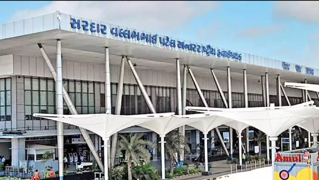 Ahmedabad: એરપોર્ટ પર મહિલાના બુરખામાંથી 34.29 લાખ રૂપિયાનું 24 કેરેટ સોનું જપ્ત, સોનાની દાણચોરીનો પ્રયાસ નિષ્ફળ