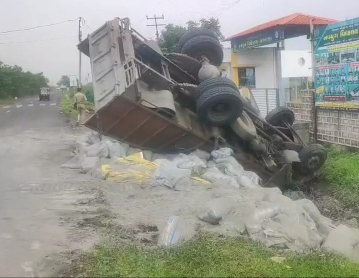 accident in Botad: સિમેન્ટ ભરેલો ટ્રક ખાડામાં પલટી ગયો, 2 ના મોત અને 3 ઘાયલ