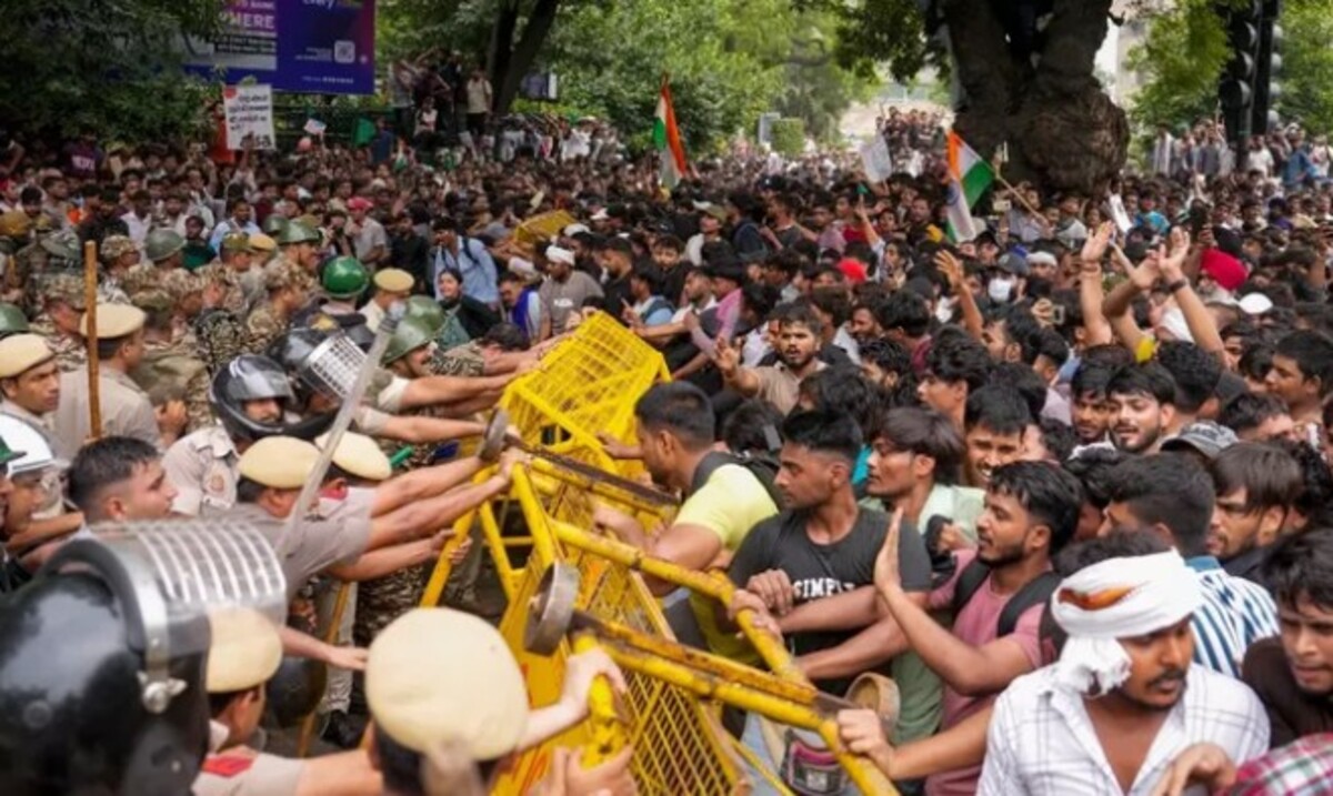 High alert in Delhi: 16 મેટ્રો સ્ટેશન બંધ, બંગાળથી 2,000 CRPF જવાનો તૈનાત, સરકાર ફરી વાતચીત માટે તૈયાર