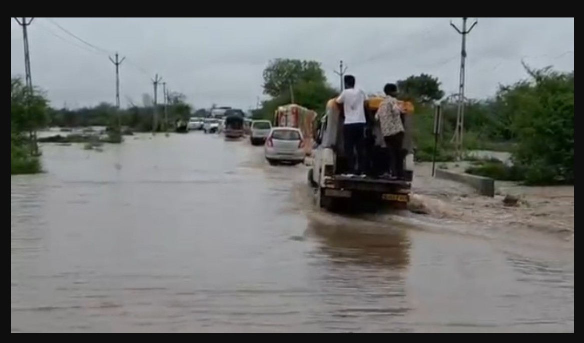 Amreli floods: નદીઓ અને નાળાઓ છલકાઈ ગયા, હાઇવે બંધ, ઘરોમાં પાણી ઘૂસી ગયા, એક છોકરી ડૂબી ગઈ