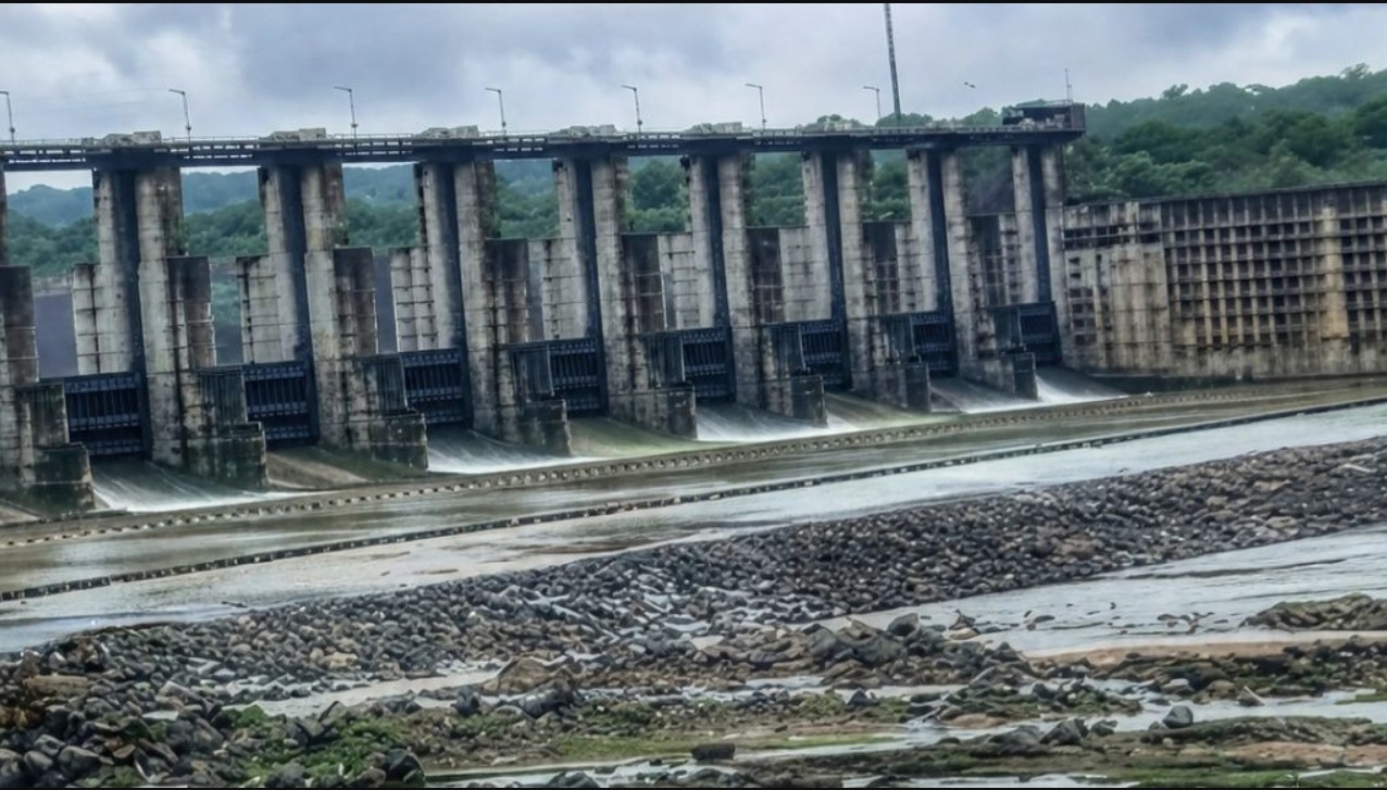 Gandhinagar: સાબરમતી નદીમાં પાણીનો પ્રવાહ વધતાં સંત સરોવરના વધુ 3 દરવાજા ખોલવામાં આવ્યા, 22 ગામોમાં એલર્ટ