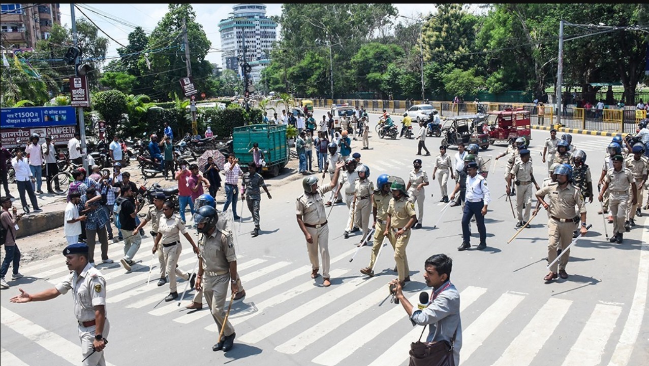 Paper leak protest: સંસદ કૂચ દરમિયાન વિદ્યાર્થી પર પેલેટ ગનથી ફાયરિંગ કરનાર RAF જવાનની ઓળખ થઈ ગઈ, તેણે 7 રાઉન્ડમાં કર્યું હતું ફાયરિંગ