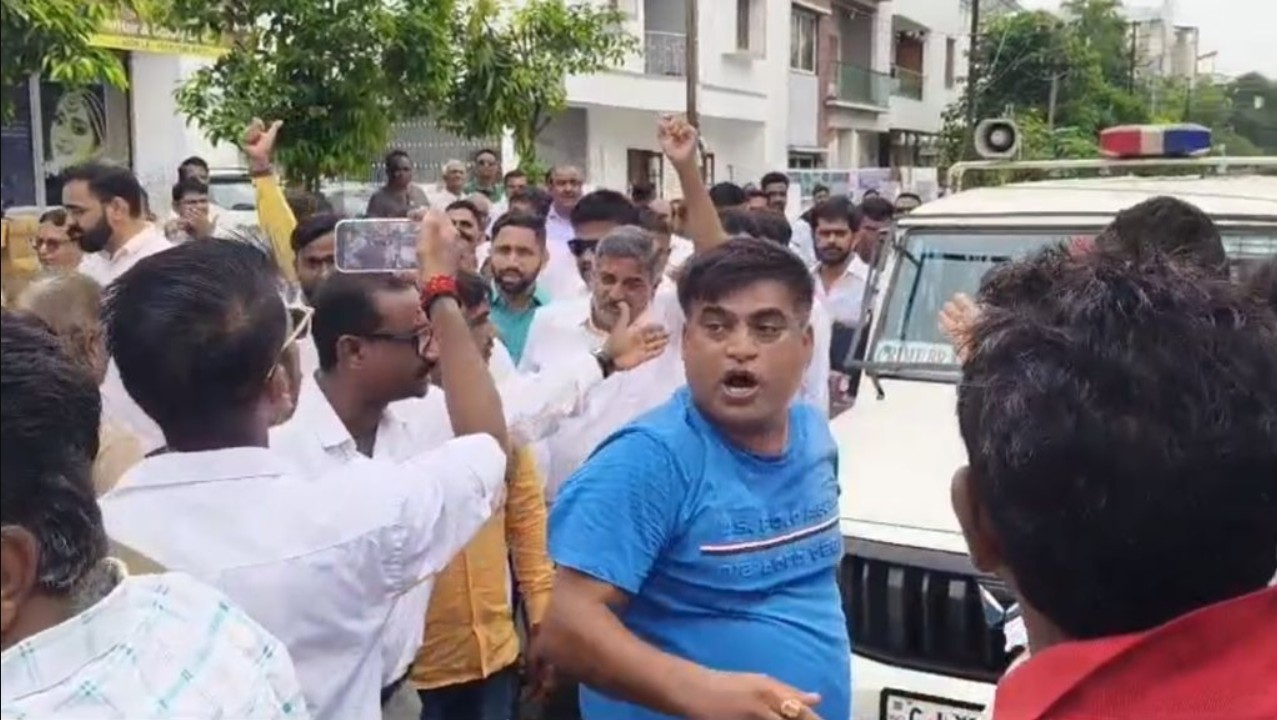 Vadodara: માંજલપુર પેટાચૂંટણી, પંચશીલ વિદ્યાલય મતદાન મથકની બહાર ભાજપ અને કોંગ્રેસના કાર્યકરો વચ્ચે ઘર્ષણ!