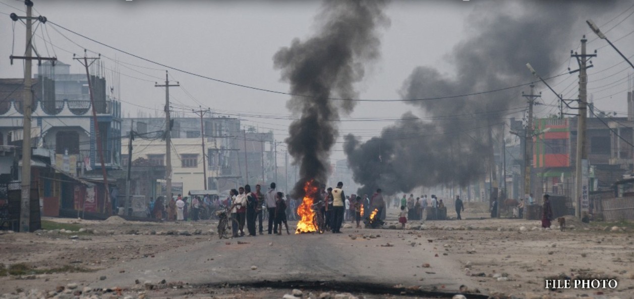 Violence in Nepal: ફરી ભંયકર હિંસા ફાટી, ત્રણ લોકોના મોત થયા, પરિસ્થિતિને કાબુમાં લેવા માટે પ્રધાનમંત્રી જાતે ઘટનાસ્થળે દોડી ગયા