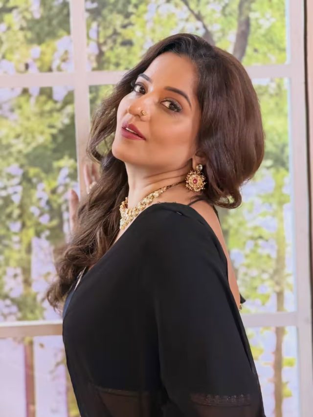 મોનાલિસાનો બ્લેક સાડી લુક છવાયો