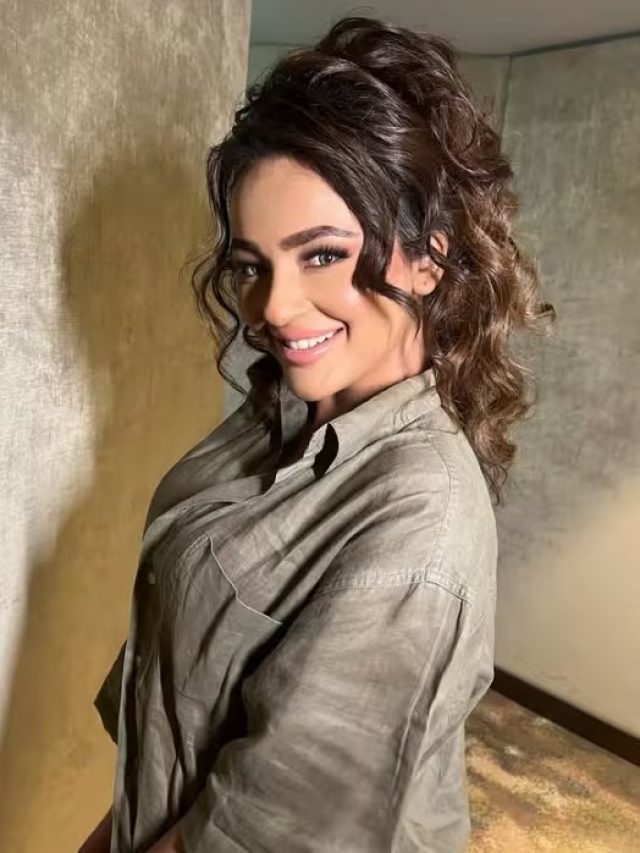 સીરત કપૂરના બોલ્ડ ડ્રેસે વધારી ચર્ચા