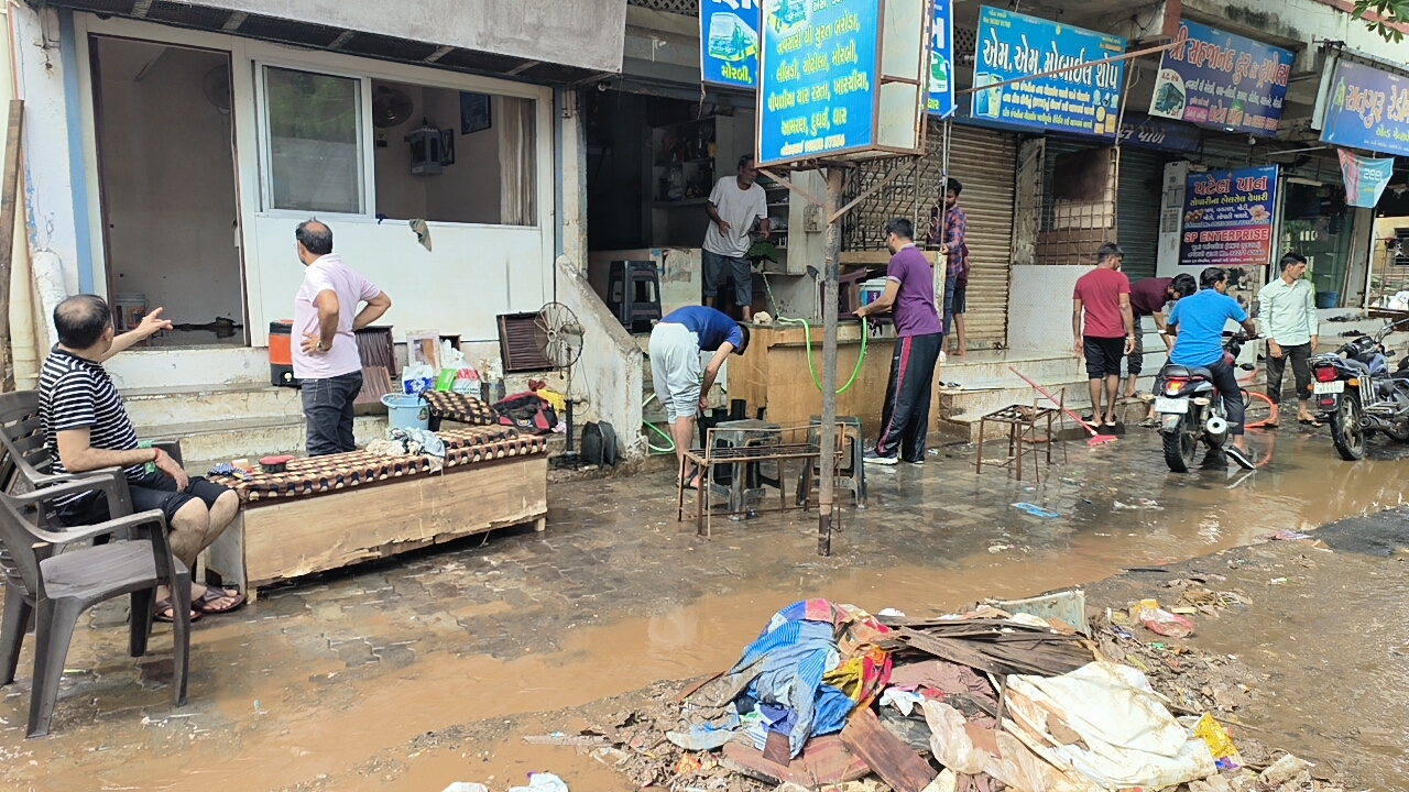 Navsari: પૂર બાદ સર્વત્ર વિનાશના દ્રશ્યો દેખાયા, લોકોના ઘરો અને દુકાનોને ભારે નુકસાન થયું
